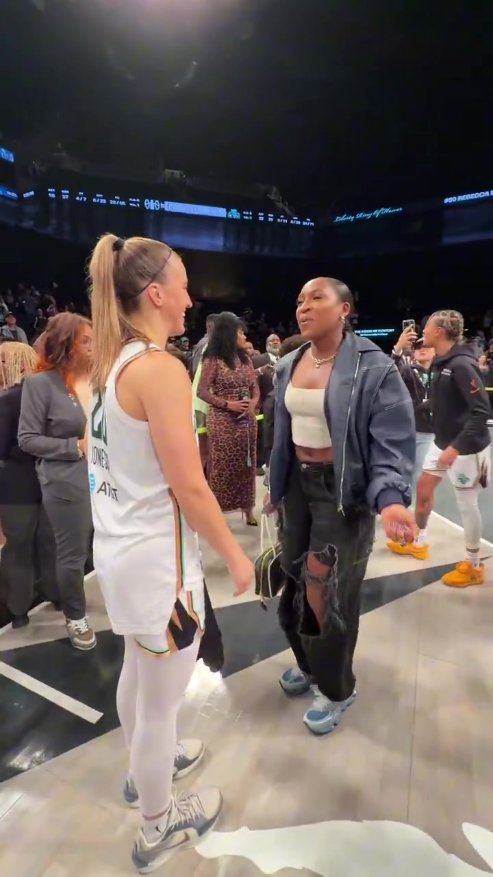 冠军🎾🏀约内斯库赛后向法网冠军高芙赠送球衣 2人合影留念